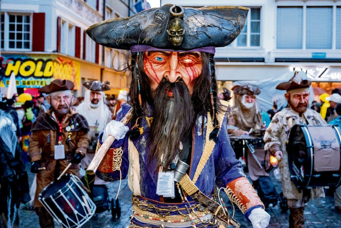 Fritschiumzug zieht bunt und laut durch die Stadt